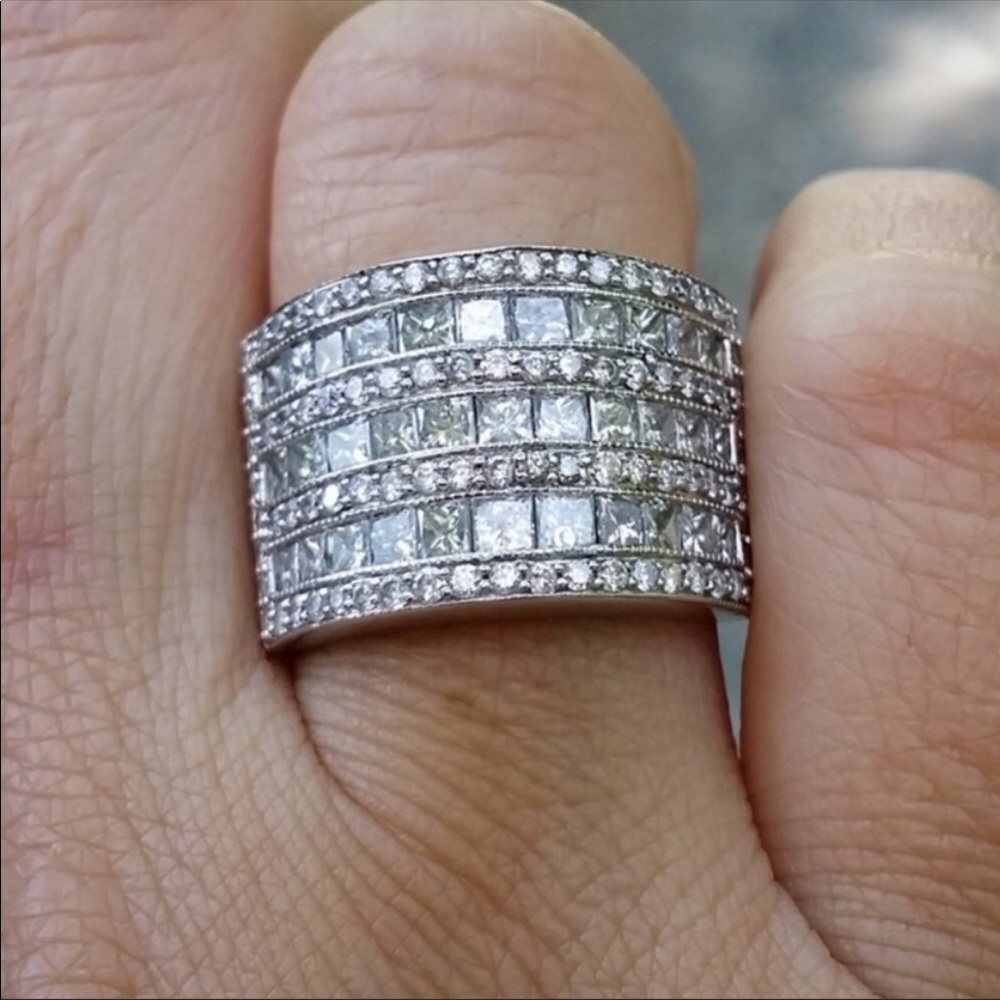 2cttw genuine diamonds band.